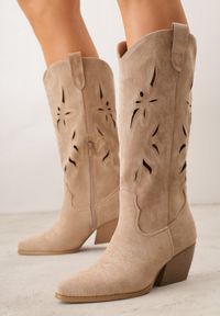 Born2be - Ciemnobeżowe Kozaki Kowbojki na Stożkowym Obcasie z Ażurową Cholewką Tidanna. Okazja: na co dzień, na randkę. Kolor: beżowy. Szerokość cholewki: normalna. Wzór: ażurowy. Materiał: zamsz, jeans. Sezon: lato. Obcas: na obcasie. Styl: casual, klasyczny. Wysokość obcasa: średni #7