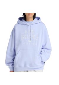 Bluza damska New Balance WT61U6QSDYK - fioletowa. Okazja: na co dzień. Kolor: fioletowy. Materiał: bawełna, prążkowany, dresówka, poliester. Wzór: napisy. Styl: klasyczny, casual #1