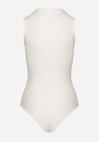 Born2be - Białe Body o Dopasowanym Kroju Bez Rękawów z Marszczeniem Felunea. Okazja: na co dzień. Kolor: biały. Materiał: jeans, materiał. Długość rękawa: bez rękawów. Styl: elegancki, casual