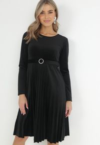 Born2be - Czarna Welurowa Sukienka z Paskiem i Plisowanym Dołem Yazola. Kolor: czarny. Materiał: welur. Styl: elegancki. Długość: midi #5