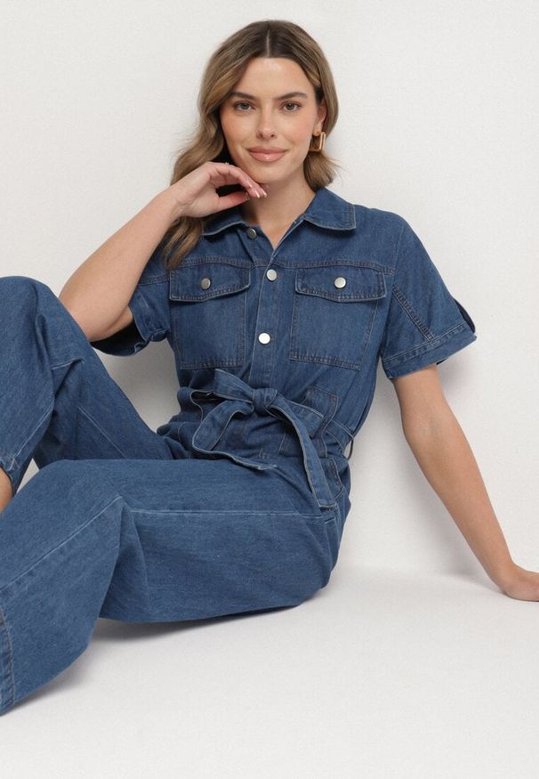 Born2be - Granatowy Jeansowy Kombinezon z Wiązaniem w Talii i Szerokimi Nogawkami Xenadea. Kolor: niebieski. Materiał: jeans. Styl: elegancki, klasyczny