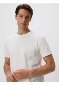 Reserved - T-shirt regular ze strukturalnej dzianiny - złamana biel. Materiał: dzianina