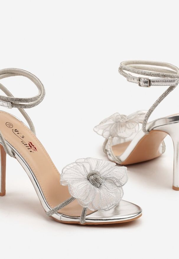 Renee - Srebrne Sandały na Obcasie z Aplikacją w Kształcie Kwiatu Zdobione Cyrkoniami Frolene. Kolor: srebrny. Materiał: jeans. Wzór: kwiaty, aplikacja. Obcas: na obcasie. Styl: elegancki. Wysokość obcasa: średni