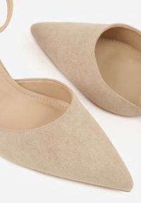 Born2be - Ciemnobeżowe Czółenka z Imitacji Zamszu na Słupku z Noskiem w Szpic Violetto. Okazja: na co dzień, na spotkanie biznesowe, do pracy. Zapięcie: pasek. Kolor: beżowy. Materiał: zamsz. Obcas: na słupku. Styl: casual, biznesowy, elegancki, klasyczny. Wysokość obcasa: średni #6