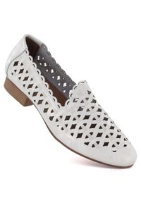 Skórzane półbuty damskie ażurowe białe Jezzi OL50-1. Kolor: biały. Materiał: skóra. Szerokość cholewki: normalna. Wzór: ażurowy #1