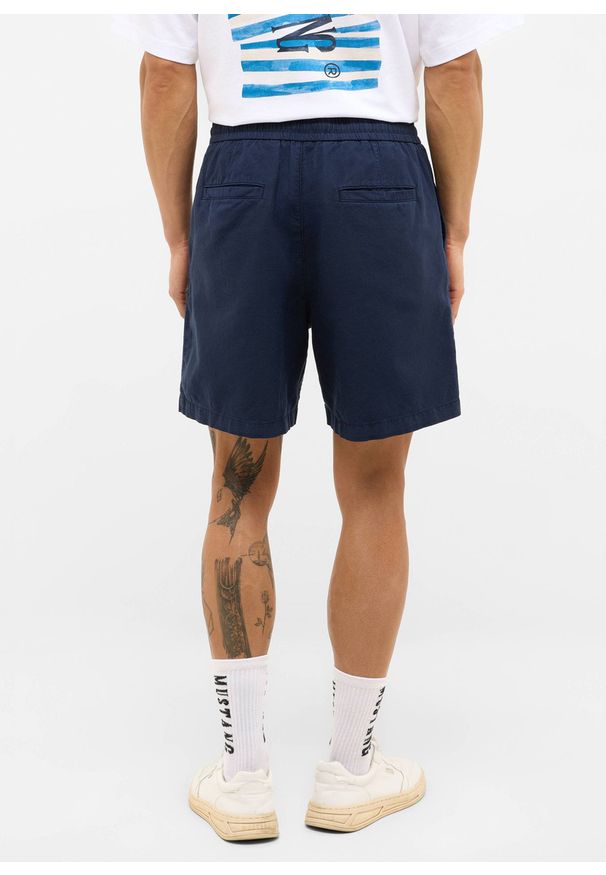 MUSTANG Męskie szorty Materiałowe Mustang Style Linen Jogger Shorts Navy Blazer 1016459 5324. Okazja: na co dzień. Materiał: materiał. Długość: do kolan. Sezon: lato. Styl: klasyczny, sportowy, casual, wakacyjny, elegancki
