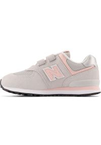 Buty New Balance buty PV574EVK szare. Okazja: na co dzień. Zapięcie: rzepy. Kolor: szary. Materiał: skóra, zamsz, syntetyk, guma, materiał. Szerokość cholewki: normalna. Model: New Balance 574. Sport: turystyka piesza