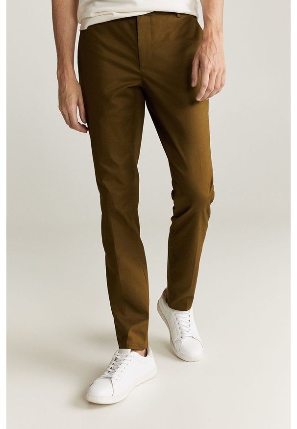 Mango Man - Spodnie Dublin. Kolor: brązowy. Materiał: tkanina. Wzór: gładki