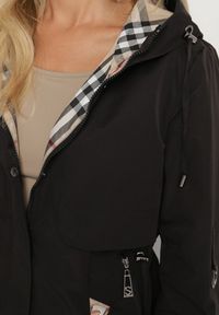 Born2be - Czarna Kurtka Parka z Kapturem ze Wzorem w Kratę i Podpinanymi Rękawami Gavaria. Okazja: na spotkanie biznesowe, na co dzień. Typ kołnierza: kaptur. Kolor: czarny. Materiał: jeans. Styl: klasyczny, biznesowy, casual, elegancki #5