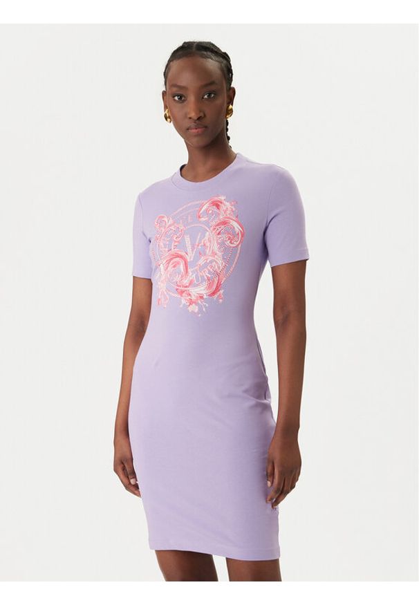 Versace Jeans Couture Sukienka codzienna 80HAOE01 CJ02E Fioletowy Slim Fit. Okazja: na co dzień. Kolor: fioletowy. Materiał: bawełna. Typ sukienki: proste. Styl: casual