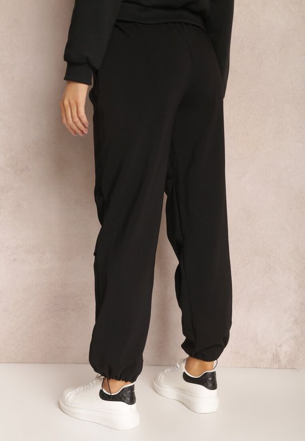 Renee - Czarne Bawełniane Spodnie z Marszczoną Gumką w Talii Magu. Kolor: czarny. Materiał: bawełna