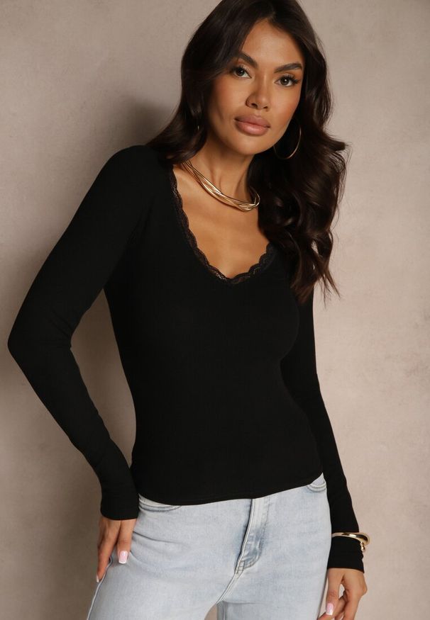Renee - Czarna Bluzka z Wiskozą Ozdobiona Koronką z Prążkowanego Materiału Vilfia. Okazja: na randkę, na co dzień. Typ kołnierza: dekolt w kształcie V. Kolor: czarny. Materiał: wiskoza, materiał, prążkowany, koronka. Wzór: aplikacja, koronka. Styl: casual, elegancki