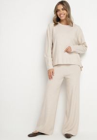 Born2be - Jasnobeżowy Dzianinowy Komplet z Wiskozą Szerokie Spodnie i Sweter z Aplikacjami Miozara. Kolor: beżowy. Materiał: wiskoza, dzianina. Wzór: aplikacja