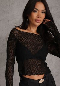 Renee - Czarna Bluzka Longsleeve z Koronki z Dekoltem w Stylu Łódki Chaldera. Okazja: na co dzień. Kolor: czarny. Materiał: koronka. Długość rękawa: długi rękaw. Długość: długie. Wzór: koronka. Styl: elegancki, casual #3