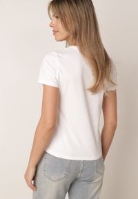 Born2be - Biały Klasyczny T-shirt z Bawełny o Prostym Kroju Heneia. Okazja: na co dzień. Kolor: biały. Materiał: bawełna. Długość: długie. Wzór: aplikacja. Styl: klasyczny #6
