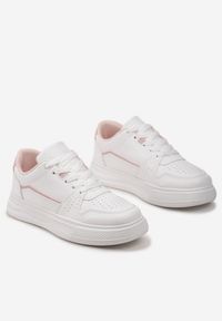 Renee - Biało-Różowe Sznurowane Sneakersy Ozdobione Perforacją i Przeszyciami Eglia. Kolor: biały. Wzór: aplikacja