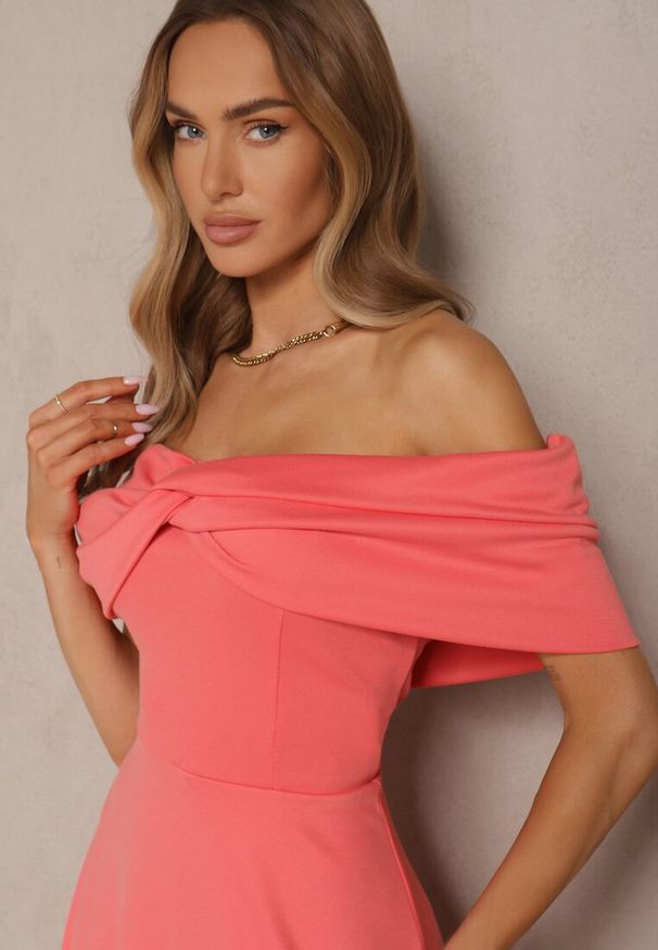 Renee - Pomarańczowa Sukienka Rozkloszowana Ozdobiona Kokardą Odarra. Typ kołnierza: kokarda. Kolor: pomarańczowy. Wzór: aplikacja. Styl: klasyczny, elegancki