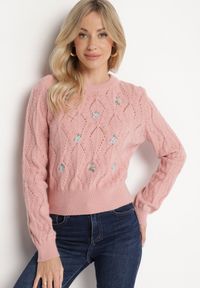 Born2be - Różowy Sweter Ozdobiony Tłoczeniem i Kwiatkami Eretina. Okazja: na co dzień. Kolor: różowy. Materiał: jeans. Wzór: aplikacja, kwiaty. Styl: casual