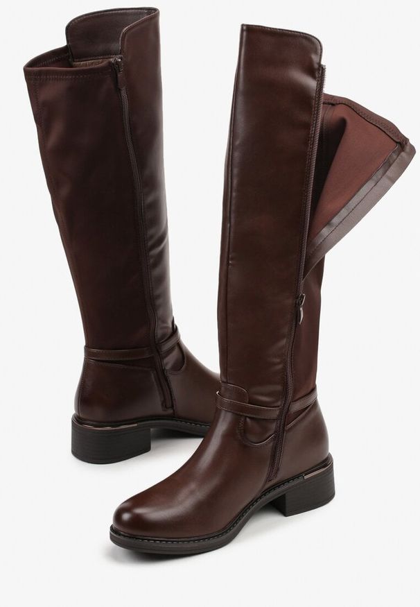 Renee - Brązowe Kozaki Typu Oficerki z Klamrą na Pasku Esillea. Okazja: na co dzień. Zapięcie: klamry. Kolor: brązowy. Materiał: jeans. Sezon: jesień. Styl: casual