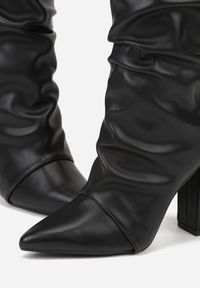 Renee - Czarne Marszczone Kozaki na Słupkowym Obcasie z Noskiem w Szpic Badara. Okazja: na co dzień. Kolor: czarny. Materiał: jeans, koronka. Obcas: na obcasie. Styl: casual, klasyczny. Wysokość obcasa: średni #3