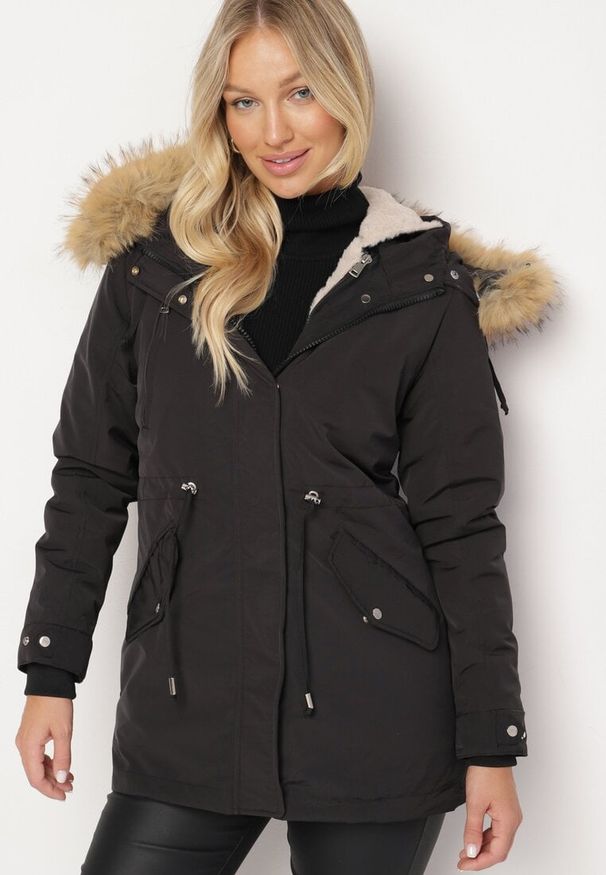 Born2be - Czarna Zimowa Kurtka Parka z Odpinanym Futerkowym Zdobieniem i Kapturem Sialinnea. Okazja: na spacer, na co dzień. Kolor: czarny. Materiał: dzianina, futro, jeans. Wzór: aplikacja. Sezon: zima. Styl: elegancki, casual