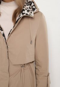 Born2be - Ciemnobeżowa Kurtka w Stylu Parki z Odpinanym Kapturem i Ozdobną Podszewką Ismerife. Okazja: na co dzień, na spacer. Kolor: beżowy. Styl: casual #6
