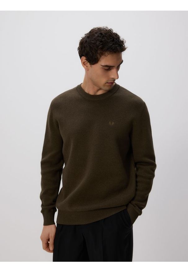 Reserved - Sweter z haftem - zielony. Kolor: zielony. Materiał: dzianina, bawełna. Wzór: haft