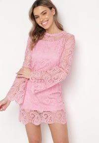 Born2be - Różowa Koronkowa Sukienka Mini z Długimi Rękawami i Kokardkami Temona. Typ kołnierza: kokarda. Kolor: różowy. Materiał: koronka. Długość rękawa: długi rękaw. Długość: mini #4