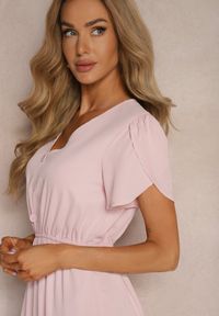 Renee - Jasnoróżowa Sukienka z Gumką w Talii i Falbankami o Rozkloszowanym Fasonie Xelimia. Okazja: na co dzień. Typ kołnierza: kołnierz z falbankami. Kolor: różowy. Typ sukienki: proste, rozkloszowane. Styl: casual #4
