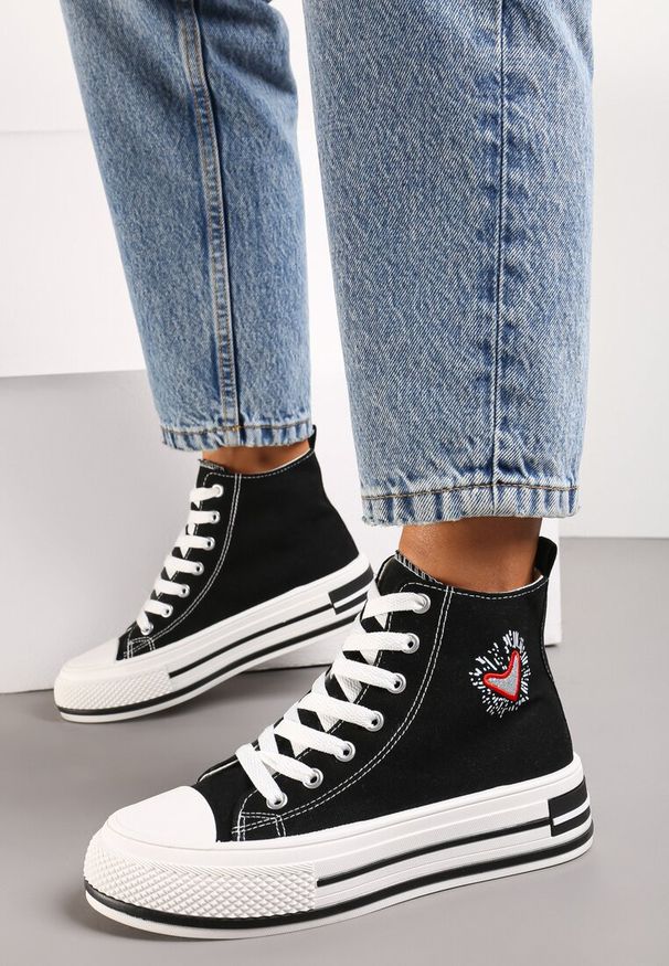 Renee - Czarne Trampki za Kostkę Ozdobione Haftowaną Naszywką Linasse. Wysokość cholewki: za kostkę. Kolor: czarny. Materiał: jeans. Wzór: aplikacja, haft