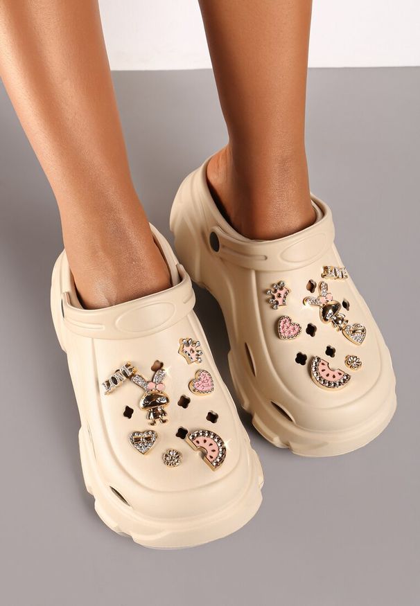 Renee - Beżowe Klapki z Pianki na Platformie Ozdobione Paskiem z Tyłu i Aplikacjami Corfea. Okazja: na co dzień. Kolor: beżowy. Materiał: len. Wzór: aplikacja. Obcas: na platformie. Styl: casual