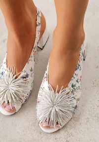 Born2be - Białe Sandały na Obcasie ze Skórzaną Wkładką Ozdobione Pomponem Nelreris. Okazja: na spacer, na co dzień, na imprezę. Nosek buta: otwarty. Kolor: biały. Wzór: aplikacja. Materiał: skóra. Sezon: lato. Obcas: na obcasie. Styl: casual, elegancki. Wysokość obcasa: średni #3