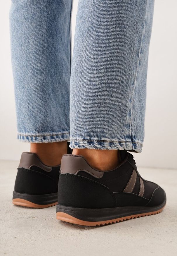 Renee - Czarno-Brązowe Sneakersy Ozdobione Dwoma Paskami Lannatea. Okazja: na co dzień. Zapięcie: pasek. Kolor: czarny. Wzór: aplikacja