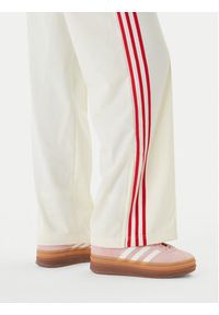 Adidas - adidas Spodnie dresowe Firebird KQ8056 Beżowy Loose Fit. Kolor: beżowy. Materiał: syntetyk #4