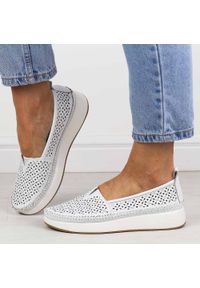 Białe skórzane ażurowe półbuty damskie Filippo Dp4555/26. Okazja: na co dzień. Zapięcie: bez zapięcia. Kolor: beżowy. Materiał: skóra. Szerokość cholewki: normalna. Wzór: ażurowy. Sezon: wiosna, lato. Styl: casual, klasyczny, elegancki #1