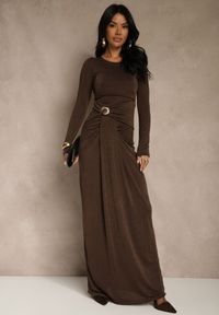 Renee - Brązowa Marszczona Sukienka Koktajlowa Zdobiona Aplikacją w Talii Siweda. Kolor: brązowy. Materiał: lakier, futro. Wzór: aplikacja. Styl: wizytowy #1