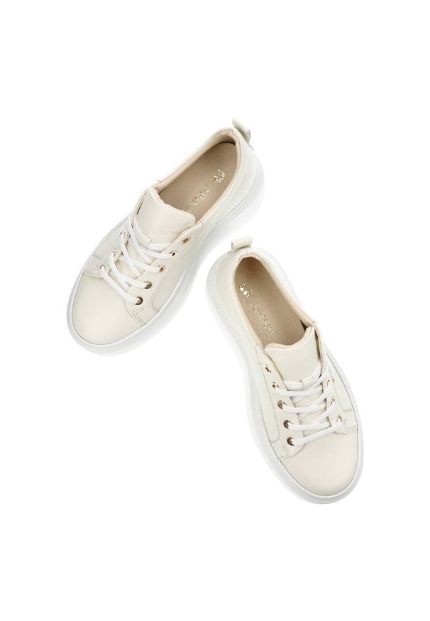 Beżowe Sneakersy Carinii Modne Skórzane Buty. Kolor: biały. Materiał: skóra. Szerokość cholewki: normalna. Wzór: aplikacja. Obcas: na obcasie. Wysokość obcasa: średni