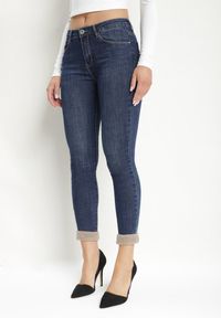 Born2be - Granatowe Jeansy Skinny Ozdobione Sztucznym Futerkiem przy Nogawkach Oelle. Okazja: na co dzień. Kolor: niebieski. Wzór: aplikacja. Styl: casual, elegancki #1