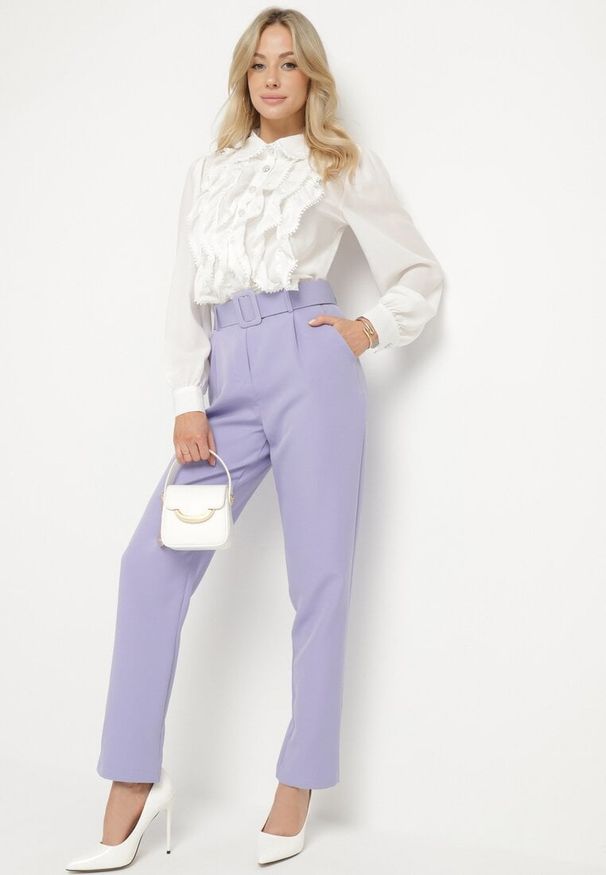 Born2be - Biała Koszula z Ozdobnymi Guzikami i Falbankami Zdobiona Cyrkoniami Deliael. Okazja: na spotkanie biznesowe. Typ kołnierza: kołnierz z falbankami. Kolor: biały. Wzór: aplikacja. Sezon: lato. Styl: biznesowy, elegancki