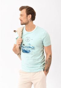 Volcano - T-shirt z grafiką surferską T-BOARD. Okazja: na plażę. Kolor: miętowy. Materiał: jeans, włókno, skóra, bawełna. Długość rękawa: krótki rękaw. Długość: krótkie. Wzór: nadruk. Sezon: lato. Styl: klasyczny, wakacyjny, sportowy