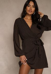 Renee - Brązowa Sukienka o Kopertowym Kroju z Drapowaniem i Cyrkoniami Idilara. Kolor: brązowy. Materiał: poliester. Typ sukienki: kopertowe. Styl: klasyczny #5