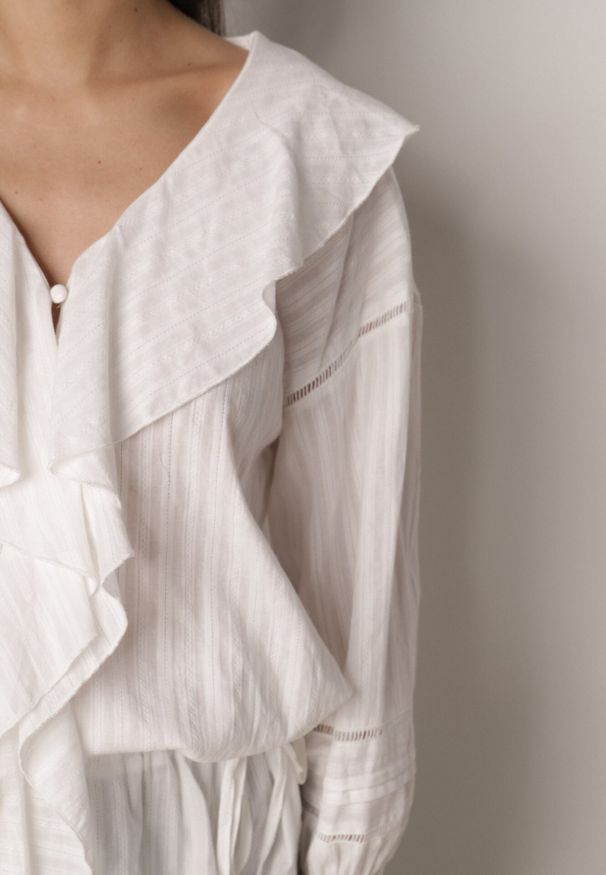 Born2be - Biała Bawełniana Bluzka w Romantycznym Stylu z Falbankami i Wiązaniem Cezarina. Okazja: na co dzień, na spotkanie biznesowe, do pracy. Typ kołnierza: kołnierz z falbankami. Kolor: biały. Materiał: bawełna. Styl: casual, biznesowy, elegancki