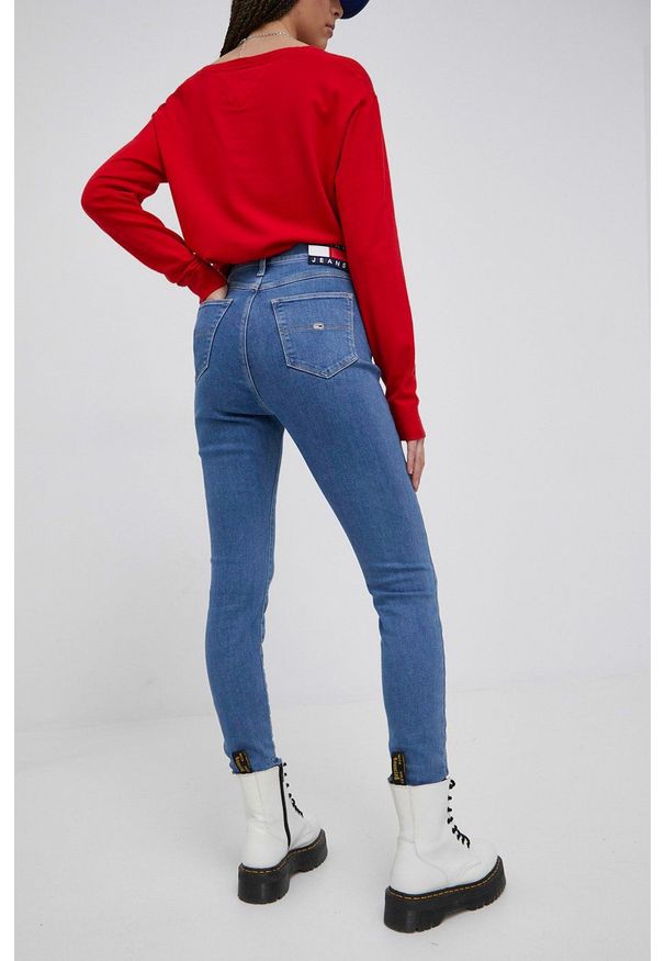 Tommy Jeans jeansy MELANIE BF6231 damskie high waist. Stan: podwyższony. Kolor: niebieski