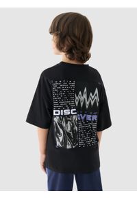 4f - 4F T-shirt z nadrukiem chłopięcy - czarny 158 (12-13 lat). Okazja: na co dzień. Kolor: czarny. Materiał: bawełna, jersey, dzianina. Długość rękawa: krótki rękaw. Długość: krótkie. Wzór: nadruk. Sezon: lato. Styl: sportowy, klasyczny, casual