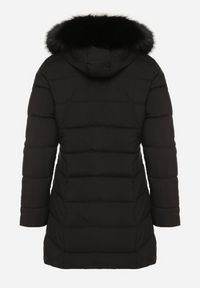 Born2be - Czarna Pikowana Kurtka z Kapturem z Futerkiem Espenna. Okazja: na co dzień. Typ kołnierza: kaptur. Kolekcja: plus size. Kolor: czarny. Materiał: futro. Sezon: zima. Styl: elegancki, casual #4