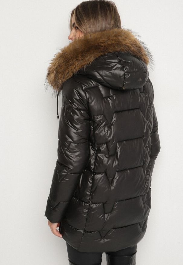 Born2be - Czarna Pikowana Kurtka z Kapturem z Odpinanym Futerkiem Galiara. Okazja: na spacer, na co dzień. Typ kołnierza: kaptur. Kolor: czarny. Materiał: futro. Styl: casual, elegancki