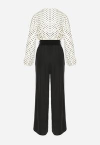 Born2be - Biało-Czarny Kombinezon z Paskiem i Kopertowym Dekoltem z Szeroką Nogawką Omera. Okazja: na co dzień. Kolor: biały. Styl: elegancki, casual #5