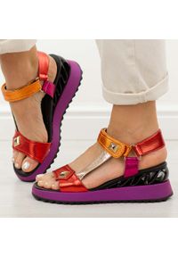 Czerwone skórzane sandały damskie na koturnie DiA 3078. Okazja: na co dzień. Zapięcie: rzepy. Kolor: wielokolorowy. Materiał: skóra. Sezon: wiosna, lato. Obcas: na koturnie. Styl: casual, elegancki, klasyczny #1