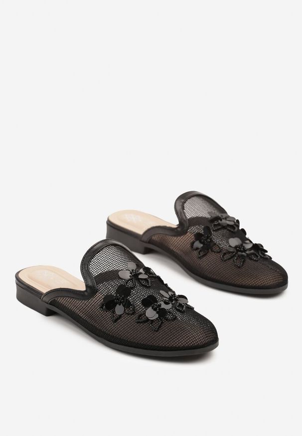 Renee - Czarne Klapki Mule z Siateczkową Cholewką i Kwiatami 3D Annalen. Okazja: na co dzień. Kolor: czarny. Wzór: kwiaty. Styl: elegancki, casual
