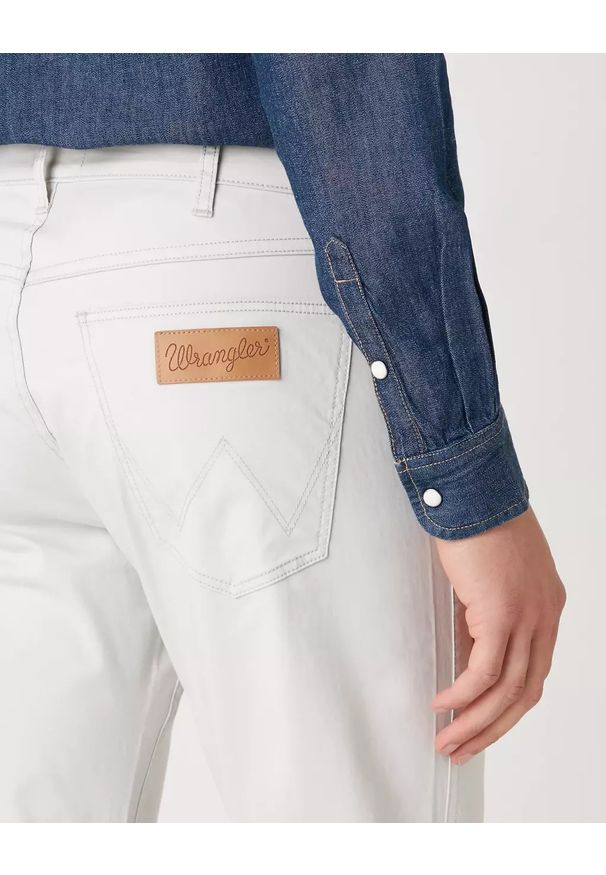 Wrangler - WRANGLER SPODNIE MĘSKIE GREENSBORO VAPOUR GREY W15QWAB26 112127118